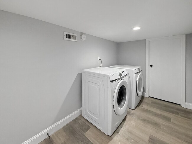 Building Photo - 733 N Linwood Ave