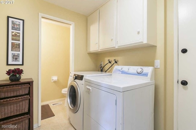 Building Photo - 15 Britten Ct