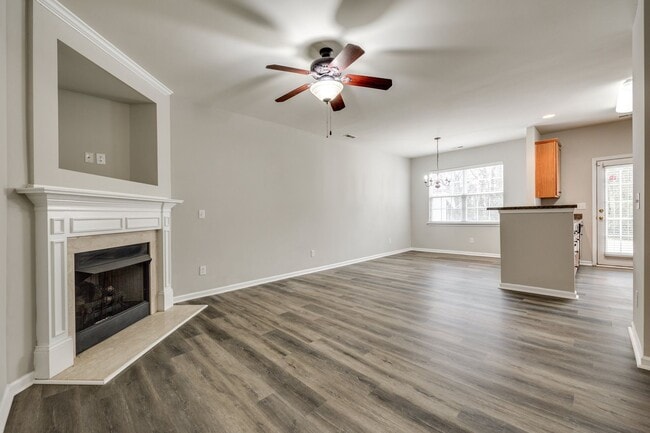 Building Photo - Location, Location, Location! 3 Bedroom 2....