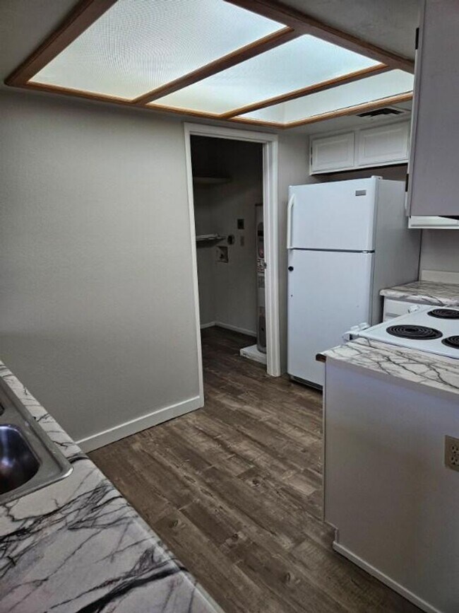 Building Photo - Fantastic 2bdrm condo Union Hills and 19th...