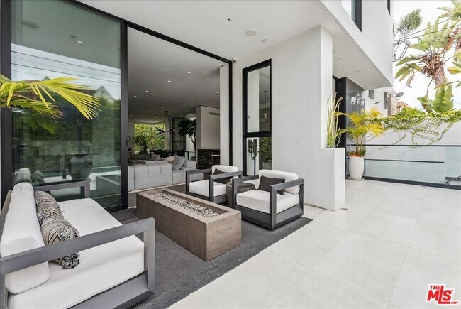 Building Photo - 213 S La Peer Dr