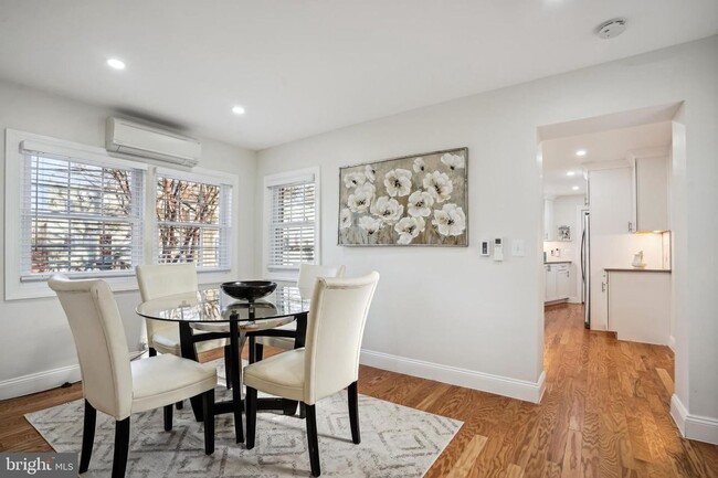 Building Photo - Gorgeous, Sun-lit,Townhouse in Alexandria