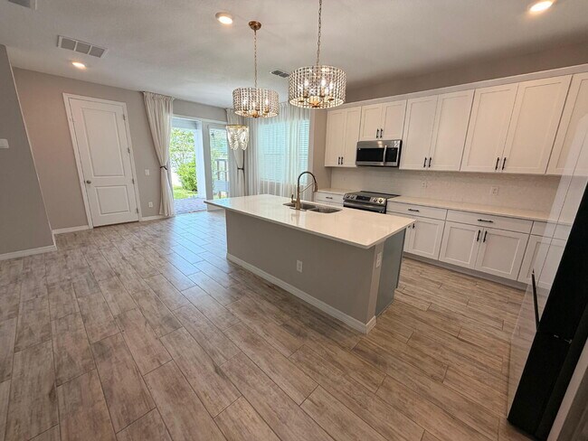 Building Photo - "Spacious 3-Bedroom Retreat in Winter Garden - 5520 Sq Ft of Comfort!"