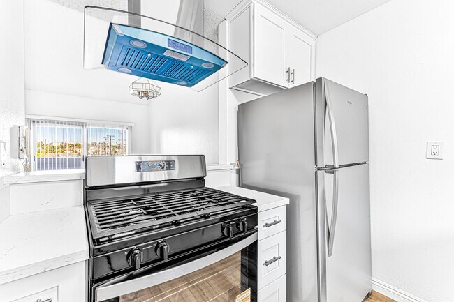 Interior Photo - 1070 Loma Ave