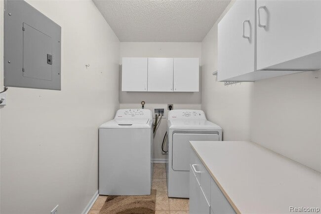 Building Photo - 4911 Oak Hill Dr