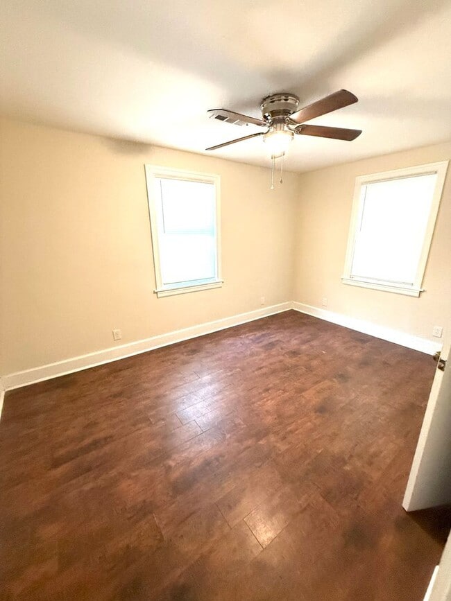 Building Photo - ** 3 bed 1 bath located in Dalraida ** Cal...