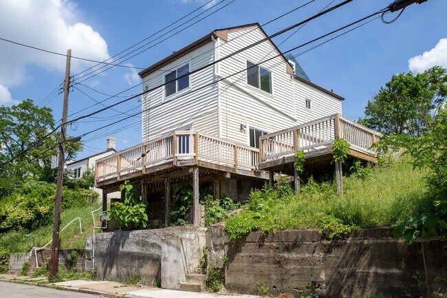 Building Photo - AVAILABLE JUNE 2026 - Beautiful, 3 Bed House with Huge Deck and Yard!