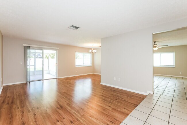 Building Photo - 3207 Acapulco Dr