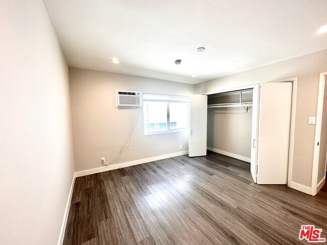 Building Photo - 1051 S Sherbourne Dr