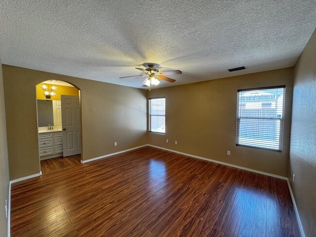 Building Photo - 923 Telstar Loop NW