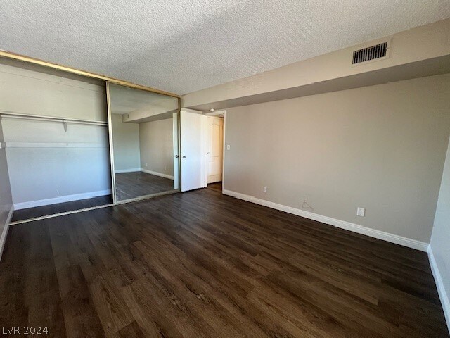 Building Photo - 1390 E Vegas Valley Dr