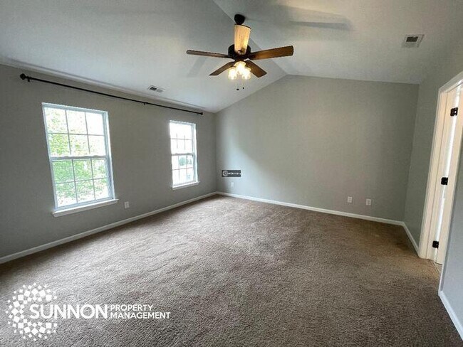 Building Photo - 4 Bed 2.5 Bath House with Great Yard