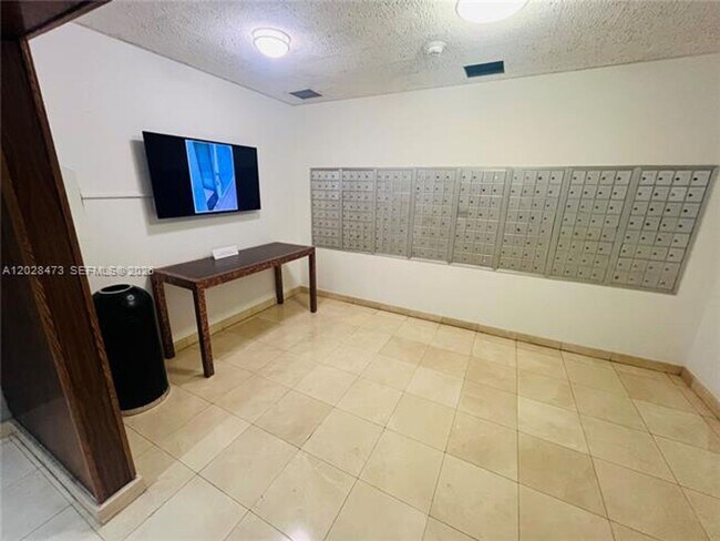Building Photo - 2655 Collins Ave