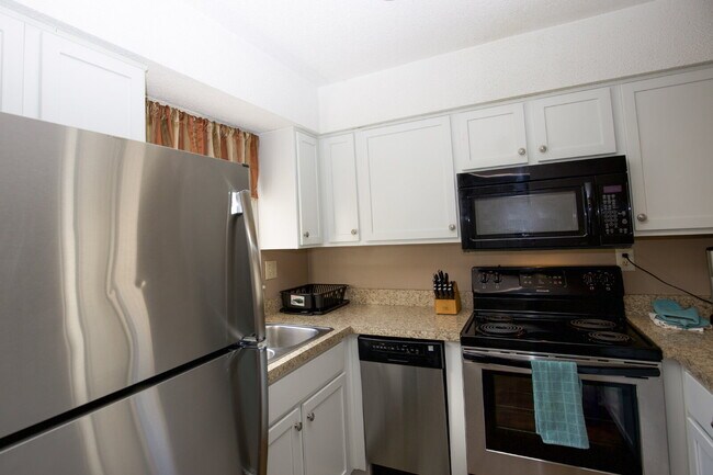Building Photo - FULLY FURNISHED 2-Bed, 2-Bath Condo in Pin...