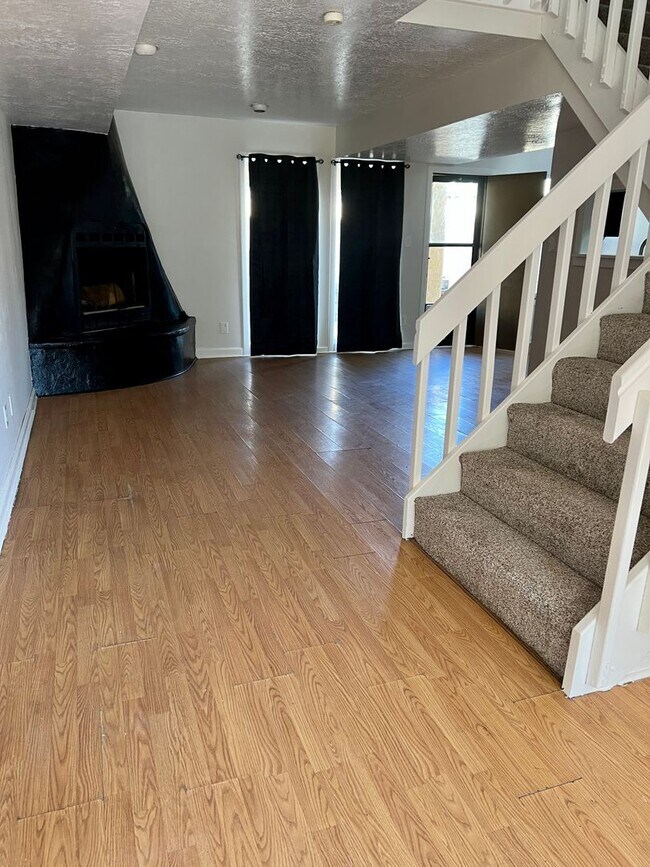 Building Photo - Great Town-Home!!