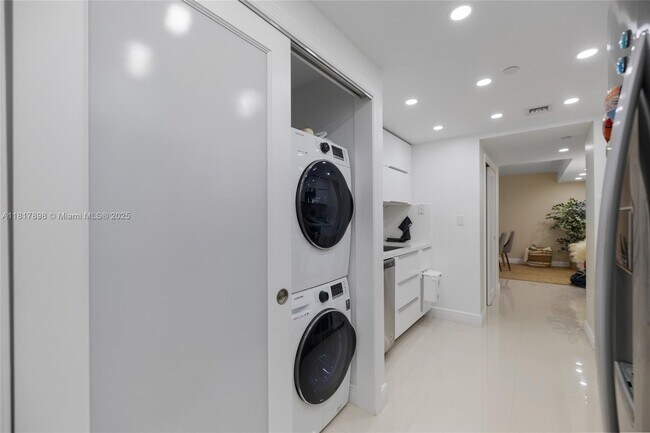 Building Photo - 3200 Collins Ave