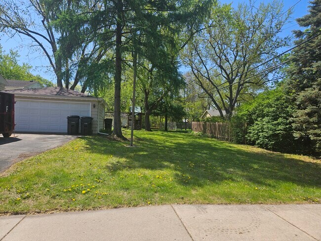 Building Photo - 711 Warwick Ave