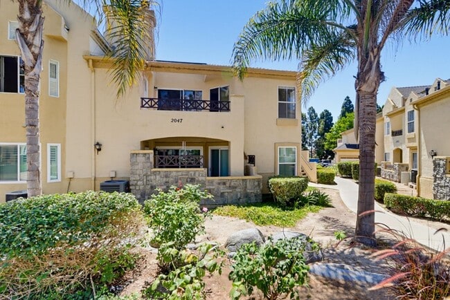 Building Photo - 2047 Lakeridge Cir