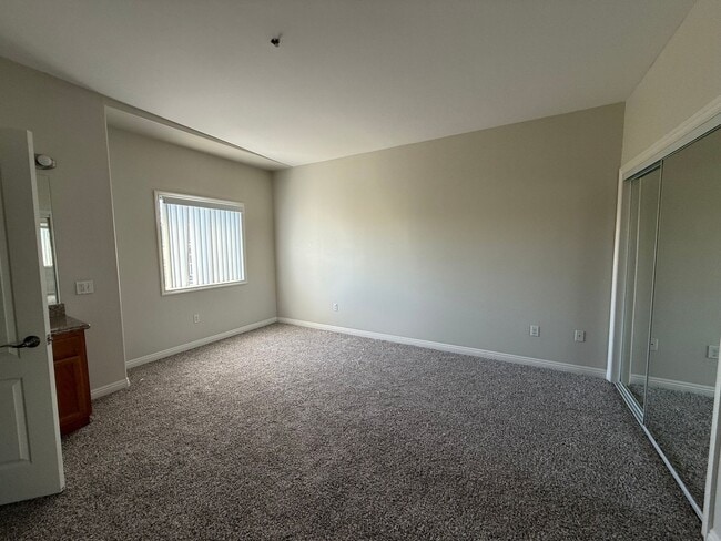 Building Photo - Very large 2 + 2 1/2 townhouse in Northridge