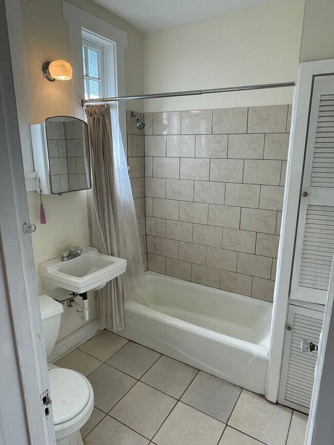 Building Photo - 1BD/1BA Uptown!