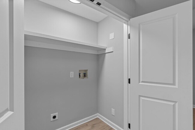 Building Photo - 400 Gallery Ln