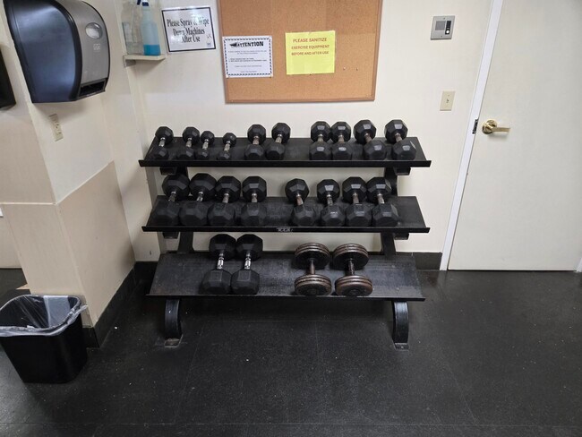 Building Photo - 1831 Sabal Palm Dr