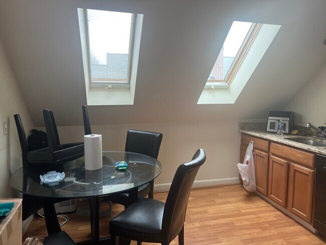 Building Photo - 542 Eastern Ave