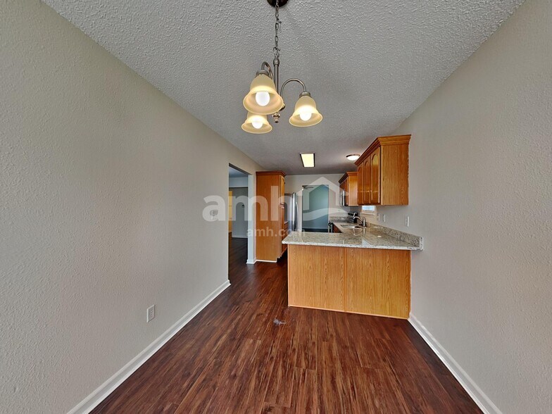 Building Photo - 15425 Dry Creek Rd