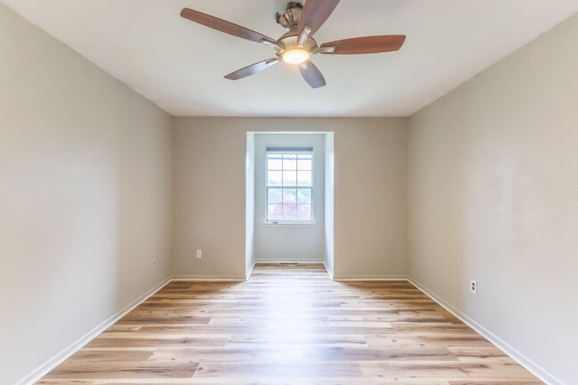 Building Photo - Spacious & Stylish 3-Bedroom Townhome in S...