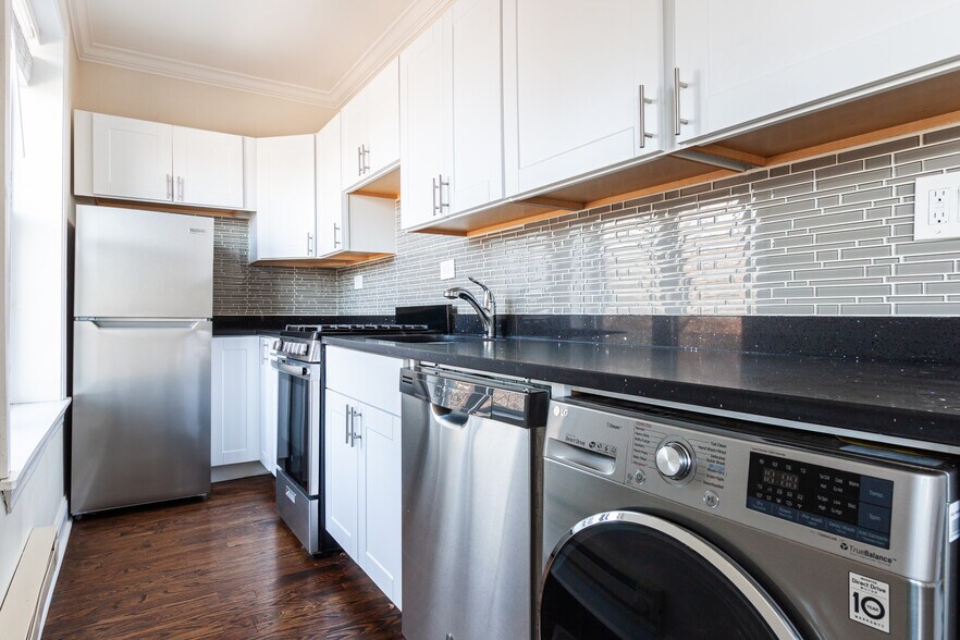 Building Photo - 923 W Waveland Ave