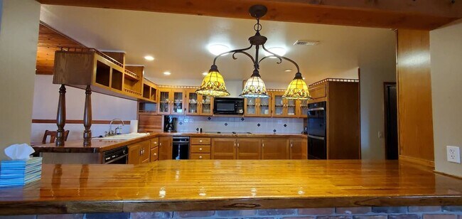 Building Photo - Log Home with close public lake access - A...