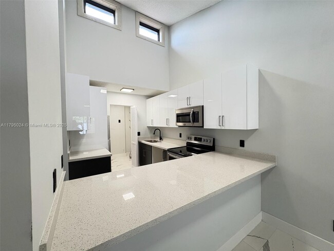 Building Photo - 6956 SW 40th Ct