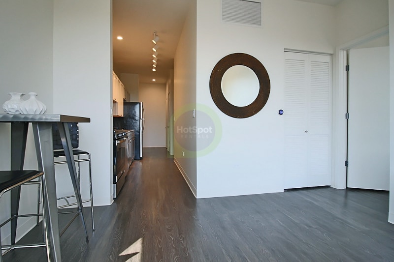 Building Photo - 824 N Milwaukee Ave