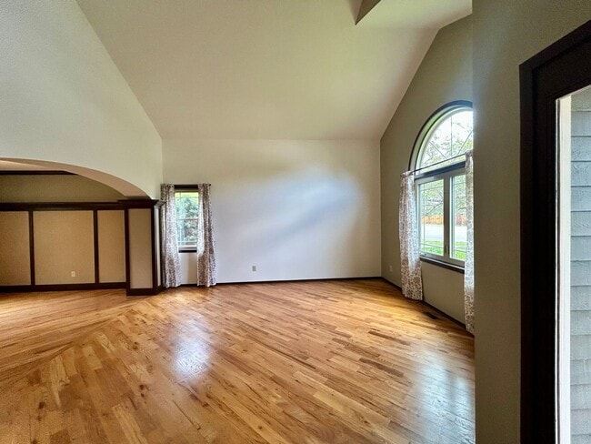 Building Photo - Beautiful 5 Bedroom Home with Large Private Yard