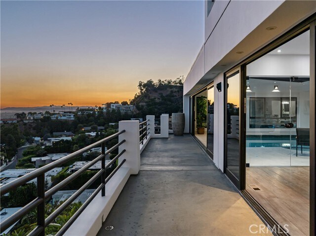 Building Photo - 2287 Sunset Plaza Dr