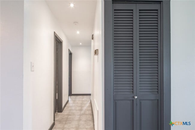 Building Photo - 803 Happy Haven Rd