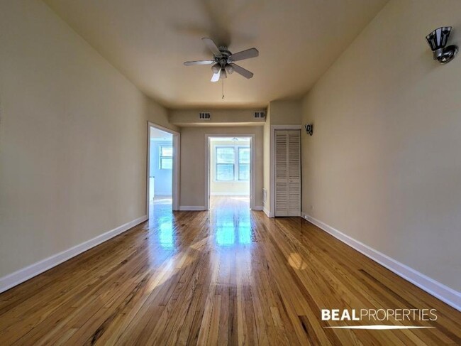 Building Photo - 2 bedroom in CHICAGO IL 60657