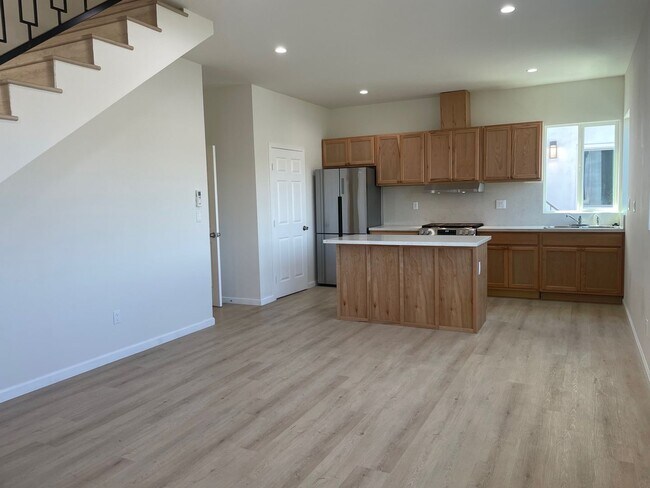 Building Photo - 1 Month Free! Luxury 4 Bedroom Home in Echo Park!