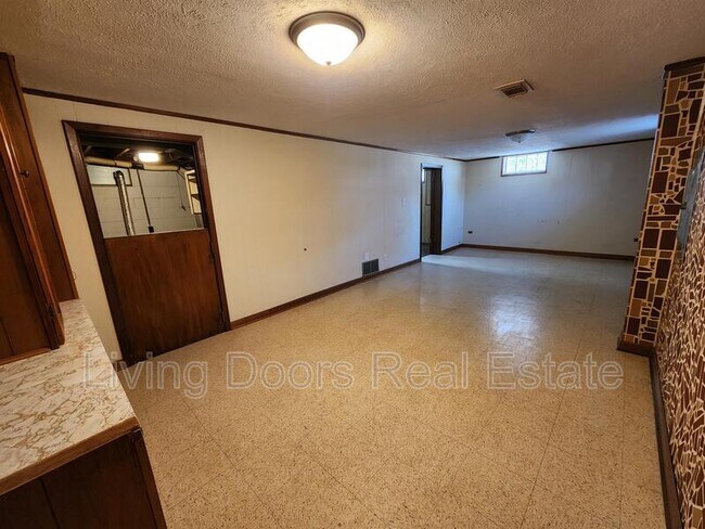 Building Photo - 5725 Hartley St