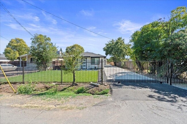 Building Photo - 4BR Home on 0.35-Acre Lot | Owned Solar