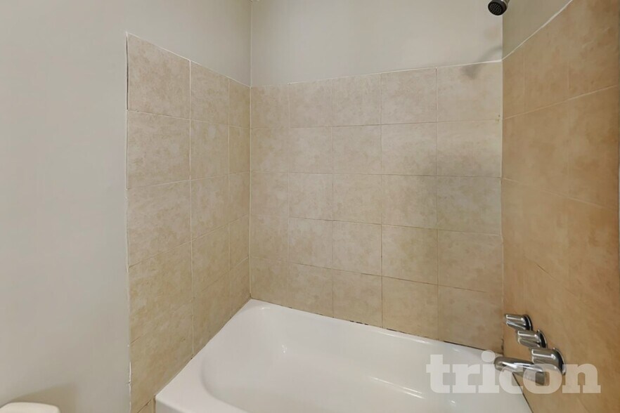 Building Photo - 6583 Oakwood Dr