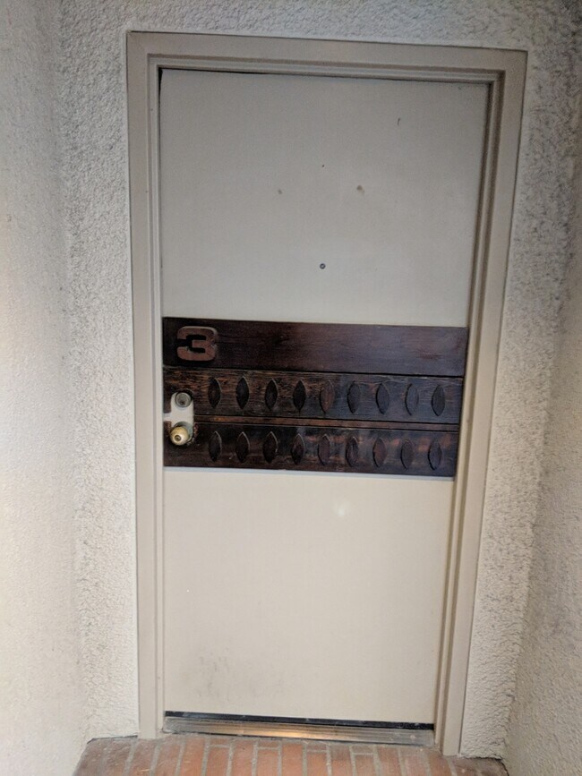 Building Photo - Great Condo in WeHo for Rent