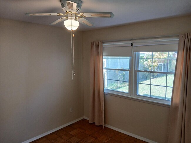 Building Photo - 2511 Meadow Dr