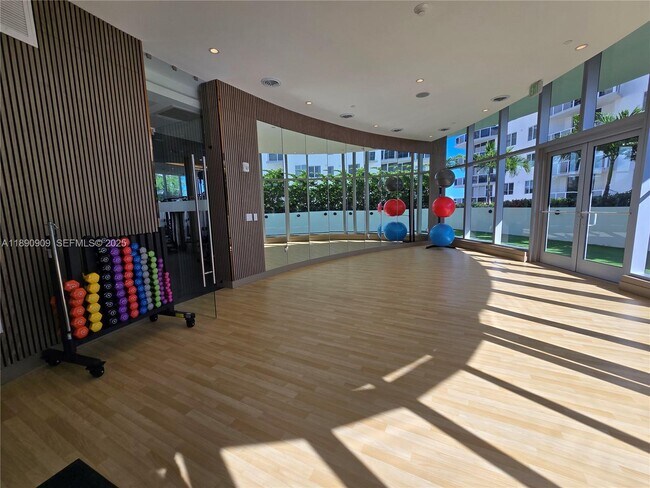 Building Photo - 700 NE 24th St