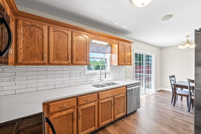 Building Photo - 680 Foxfield Dr