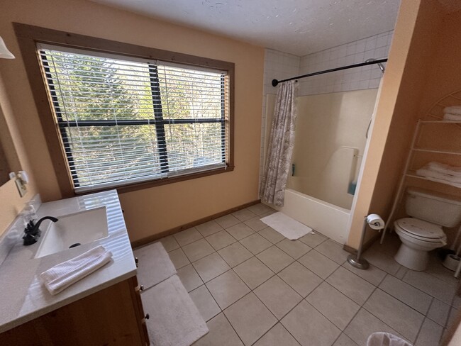 Building Photo - 155 April Ln