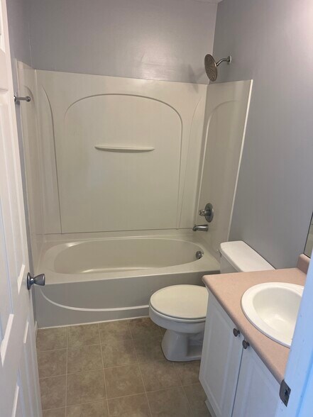 Full bathroom next to second bedroom - 8282 Catalpa Ridge Dr