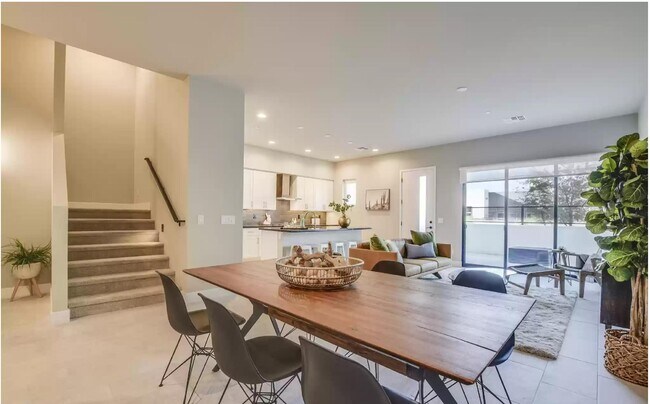 Building Photo - 1111 E Missouri Ave