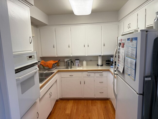 Building Photo - Spacious 2 BED/ 1.5 BATH in Encino Royal (...