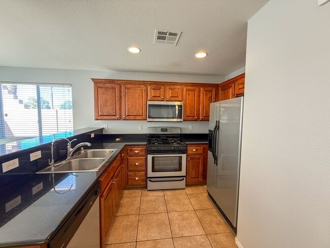 Building Photo - Charming 3/BD 2.5/ BA Home in Centennial with Spacious Backyard